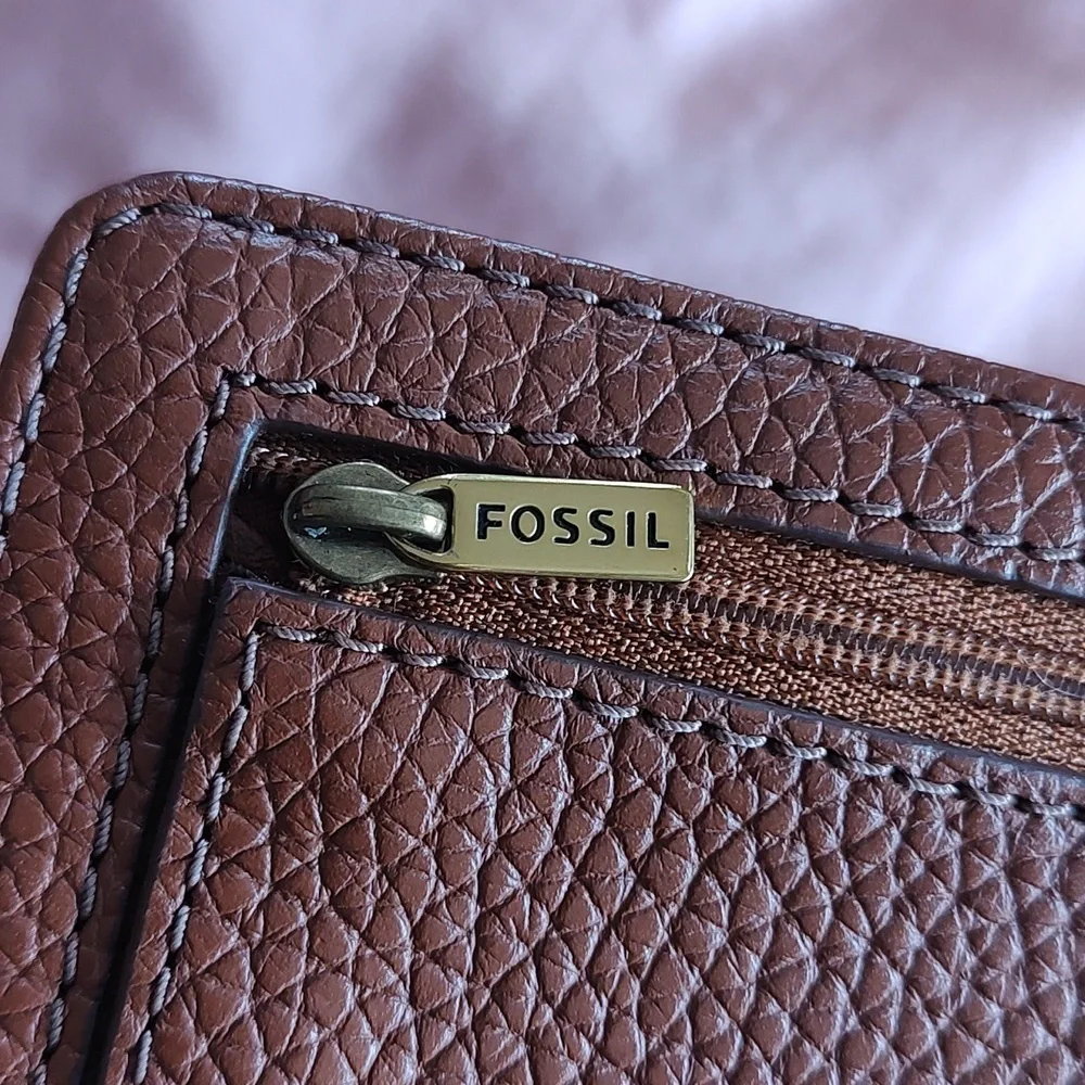 FOSSIL BROWN LEATHER WALLET.
